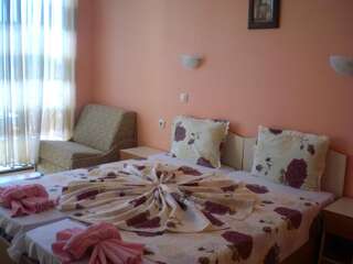 Отель Hotel Sirena Приморско Двухместный номер с 1 кроватью или 2 отдельными кроватями и балконом-9